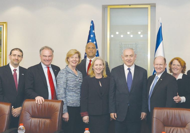 Prime Minister Benjamin Netanyahu and US Ambassador Dan Shapiro (left) pose with US Democratic senat