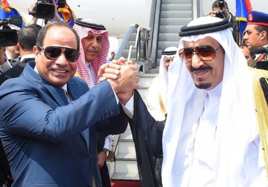 Egyptian President Abdel Fattah al-Sisi (L) and Saudi King Salman