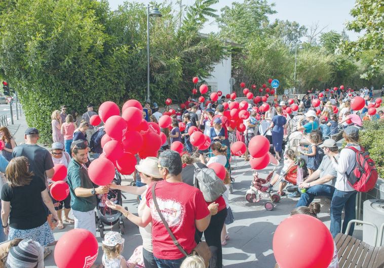 PARTICIPANTS IN THE alternative Jerusalem Day event, March of the Families, receive balloons yesterd