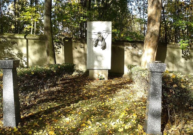Czech activists seek proper burial for assassins of Nazi chief