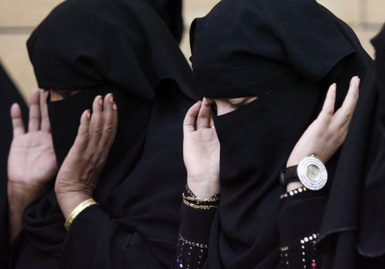 Saudi Arabia - Women praying
