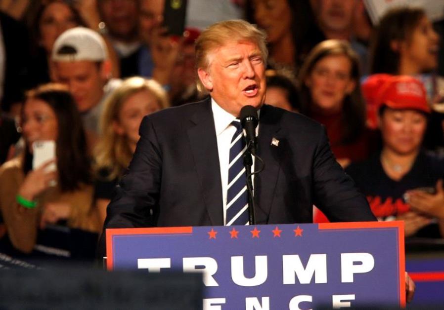 O presidente americano nomeado Donald Trump fala no seu evento final de campanha no Devos
