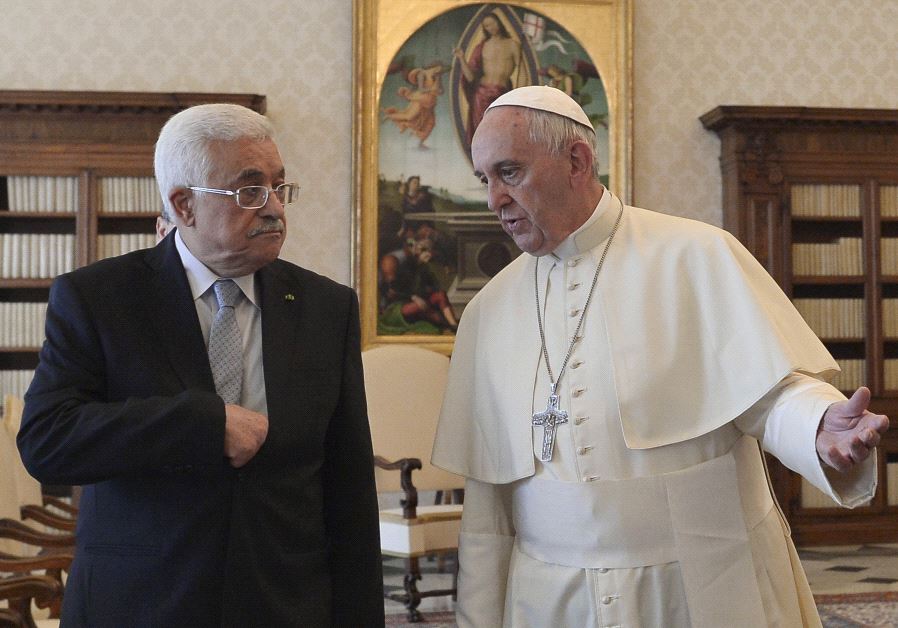 Pope Francis (R) talks with Palestinian President Mahmoud Abbas during a private audience at the Vat