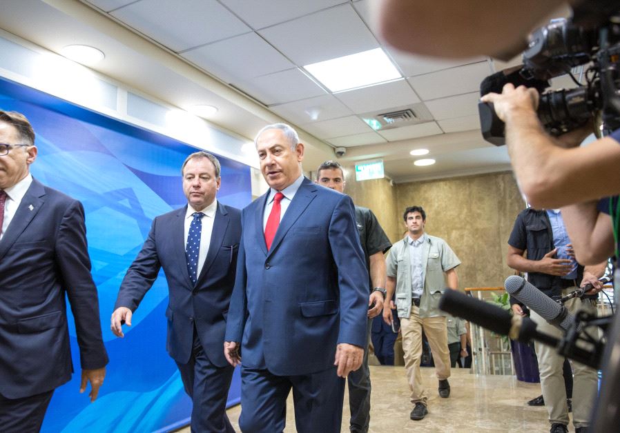 Netanyahu enters security cabinet meeting, August 2017