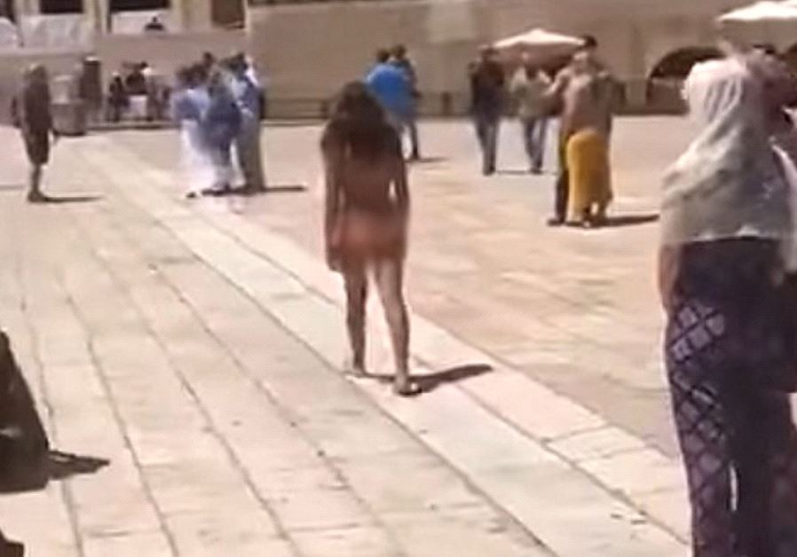 A screenshot of the nude suspect (blurred) at the Western Wall on Wednesday. (Courtesy of YouTube)