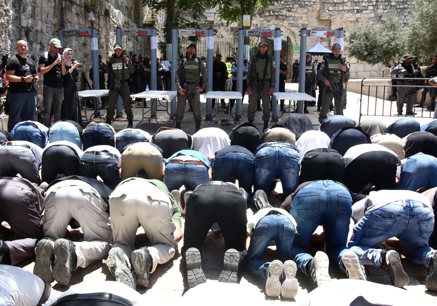 Muslims pray outside the Temple Mount as Israel tightens security (MARC ISRAEL SELLEM)