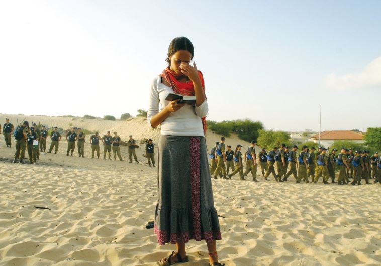 2005 年，一名妇女在 Gush Katif 撤离期间祈祷。（图片来源：ILLUSTRATIVE/RONEN ZVULUN/REUTERS）