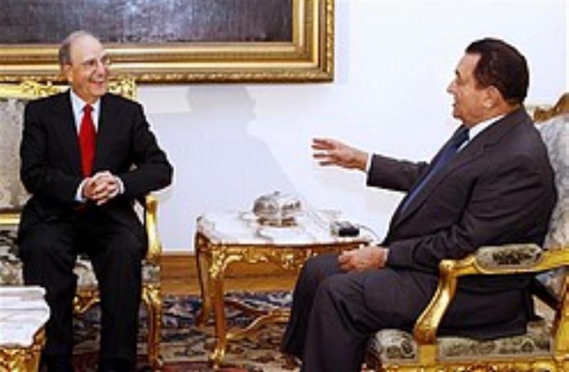 Egyptian President Hosni Mubarak meets with US Mid (photo credit: AP)