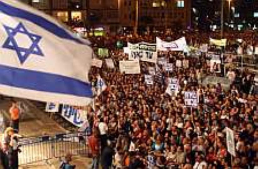 israeli crowd 224.88 (photo credit: Ariel Jerozolimski)