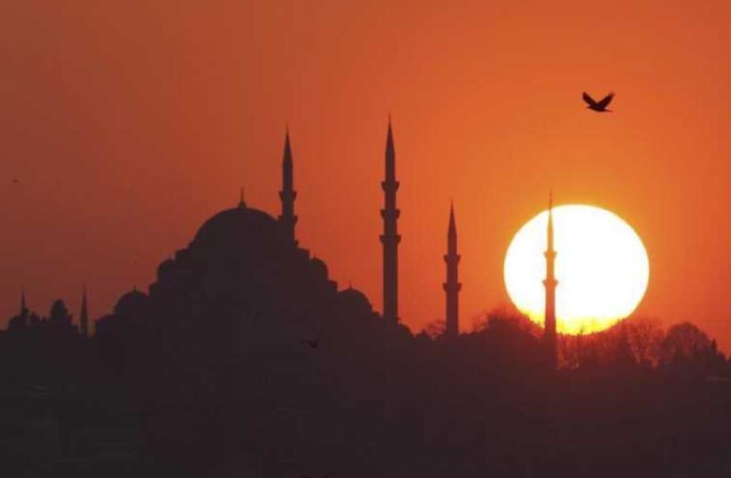 The sun sets over the Ottoman-era Suleymaniye mosque in Istanbul (photo credit: REUTERS)