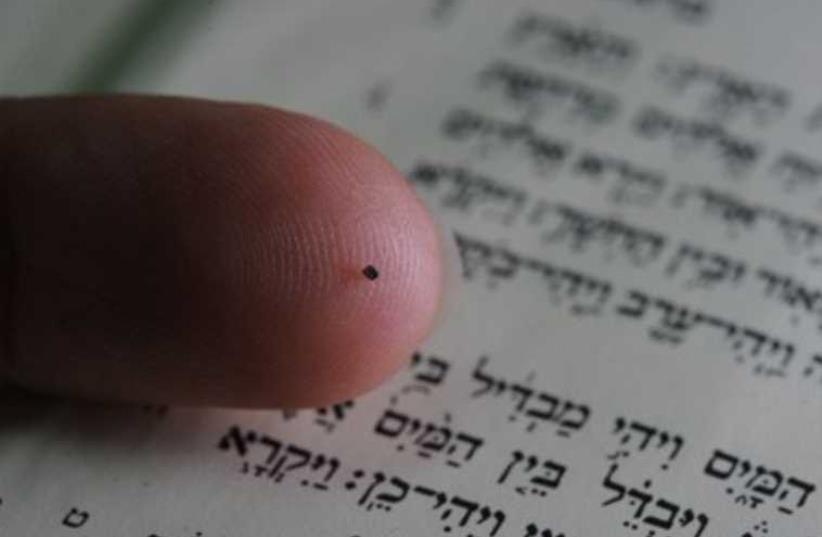 “Nano Bible,” the world’s smallest bible (photo credit: TECHNION)
