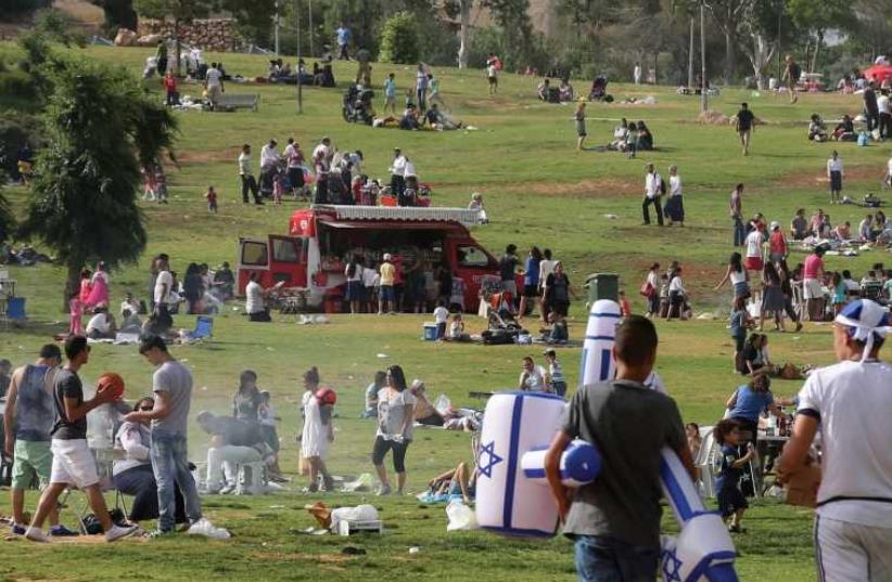 Celebrators head in to Jerusalem’s Sacher Park last year where barbecues and festivities are held throughout Independence Day. (photo credit: MARC ISRAEL SELLEM/THE JERUSALEM POST)