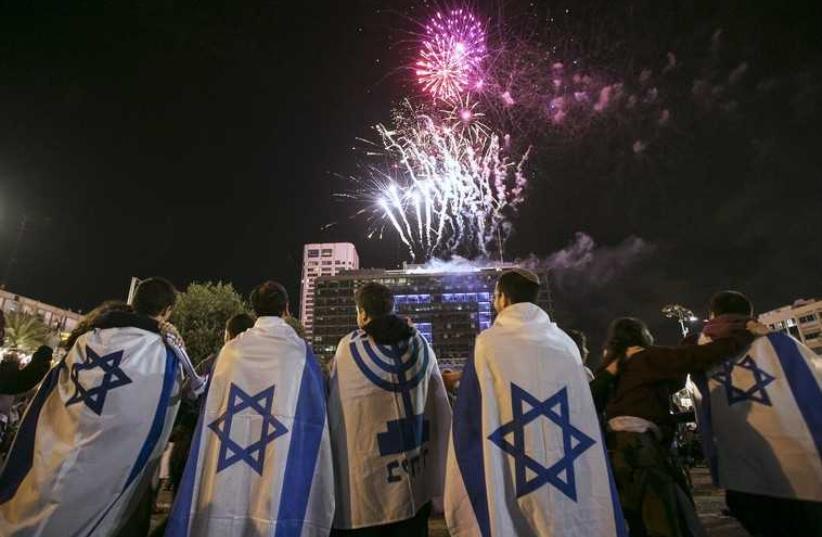 People celebrate Independence Day in Tel Aviv, April 22, 2015 (photo credit: REUTERS)