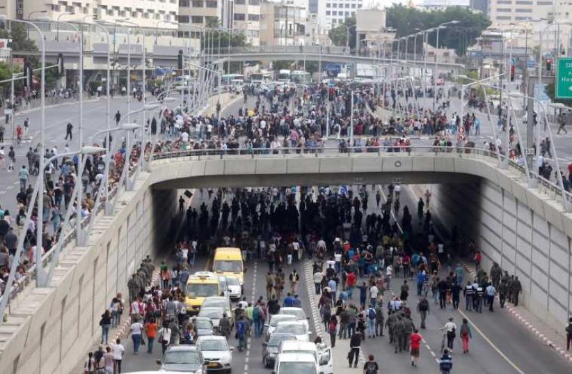 The Ayalon freeway was blocked on Sunday during an anti-racism protest (photo credit: MARC ISRAEL SELLEM)