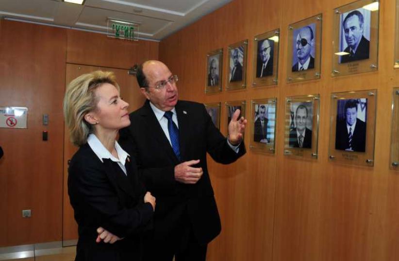 Defense Minister Ya'alon and German Defense Minister Ursula von der Leyen during her visit in 2014. (photo credit: ARIEL HERMONI / DEFENSE MINISTRY)