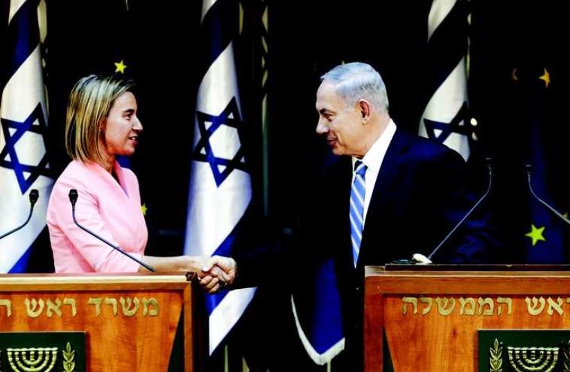 Federica Mogherini et Benjamin Netanyahou (photo credit: REUTERS)