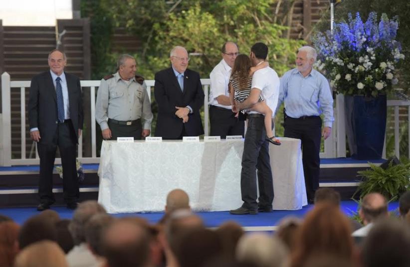 DEFENSE MINISTER Moshe Ya’alon shakes hands with an honoree at Tuesday’s ceremony (photo credit: IDF SPOKESMAN'S OFFICE)