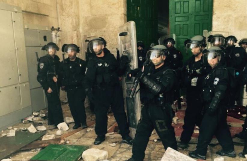 Riots at Temple Mount (photo credit: ISRAEL POLICE)