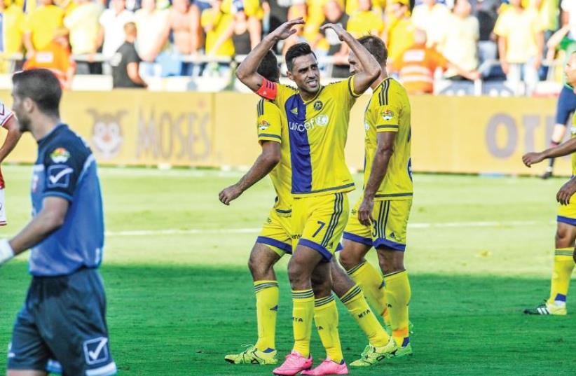 Maccabi Tel Aviv midfielder Eran Zahavi (center)  (photo credit: ASAF KLIGER)