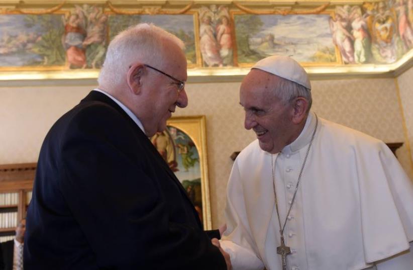 President Reuven Rivlin meets with Pope Francis for an official state visit at  at the Vatican, September 2015 (photo credit: HAIM ZACH/GPO)