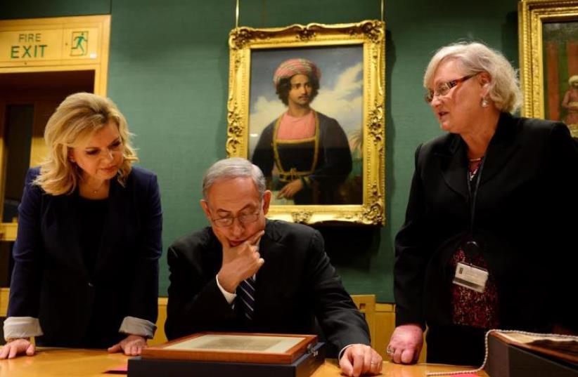 Sara and Benjamin Netanyahu view th Balfour Declaration at the British Library  (photo credit: GPO)