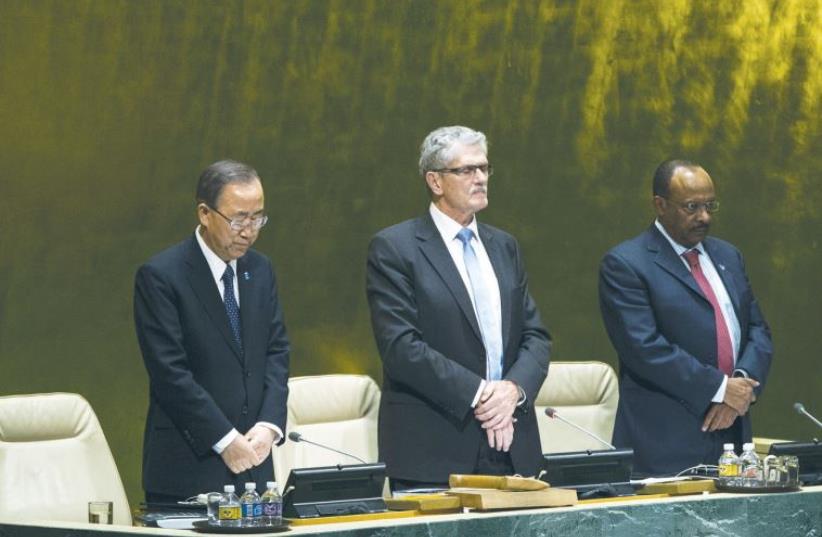 MOGENS LYKKETOFT (center) takes part in a moment of silence with Ban Ki-moon (left) and Tegegnework Gettu at the 70th session of the UN General Assembly in New York, September 16, 2015 (photo credit: REUTERS)