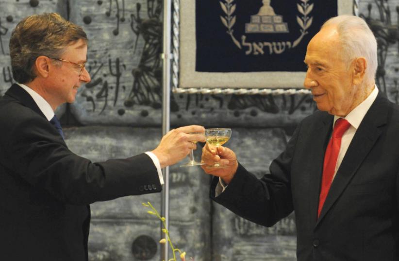 SPANISH AMBASSADOR Fernando Carderera joins former president Shimon Peres in a toast after receiving his credentials in 2012 (photo credit: GPO)
