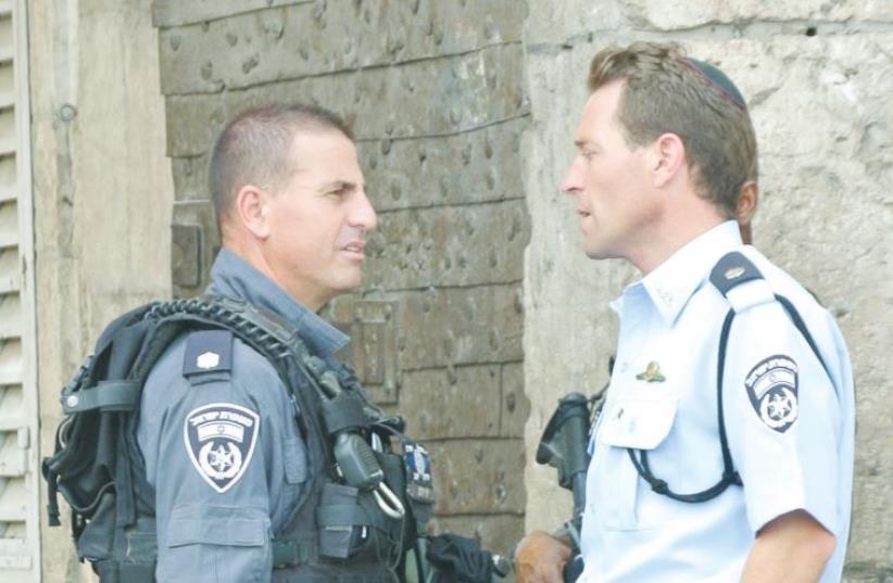 Police spokesman Micky Rosenfeld (right) speaks with Yaron Levy, a commander of the Yasam special patrol unit in Jerusalem (photo credit: SETH J. FRANTZMAN)