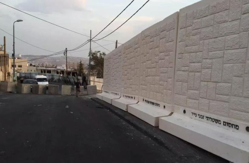 Installing of temporary wall between Armon Hanatziv and Jebl Mukaber in Jerusalem (photo credit: SHLOMO MOR)