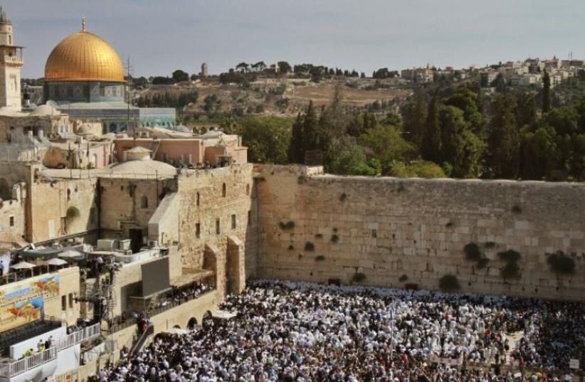 Jews gather to pray at the Western Wall during Succot (photo credit: AFP PHOTO)