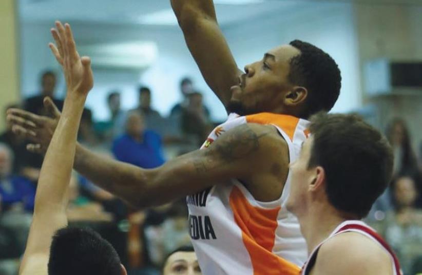 Maccabi Rishon Lezion guard Mark Lyons had 19 points and seven assists in last night’s 89-83 double-overtime win over Hapoel Jerusalem. (photo credit: UDI ZITIAT)