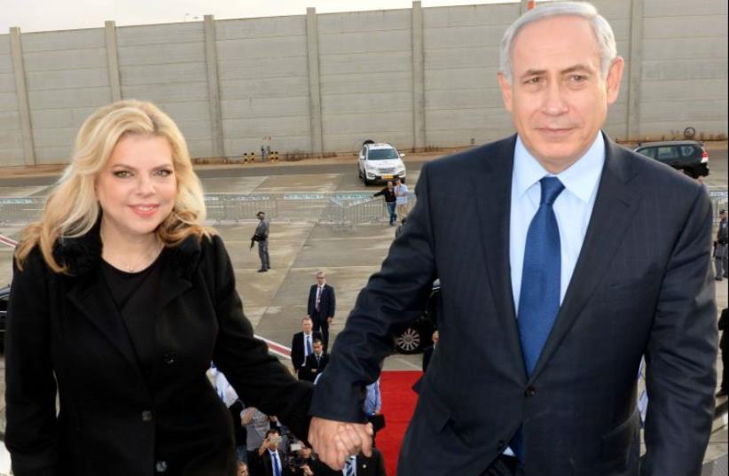 Benjamin and Sara Netanyahu board plane to US at Ben-Gurion Airport (photo credit: HAIM ZACH/GPO)