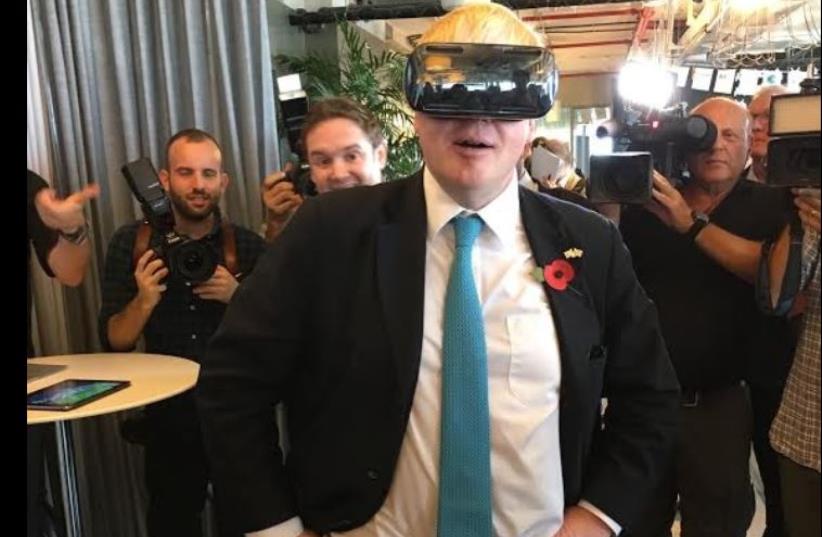 London Mayor Boris Johnson tests Virtual Reality technology at Google Campus Tel Aviv event (photo credit: NIV ELIS)