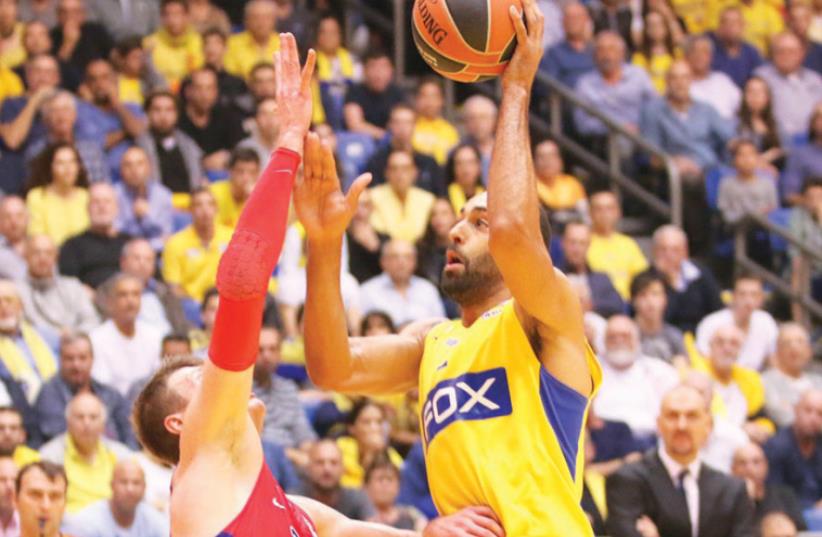 Maccabi Tel Aviv forward Brian Randle was one of his team’s better players last night, but he couldn’t help the yellow-and-blue avoid a 88-82 defeat to CSKA Moscow at Yad Eliyahu Arena. (photo credit: ADI AVISHAI)