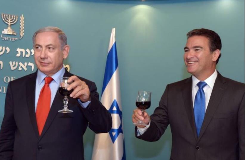 PM Netanyahu and Yossi Cohen (photo credit: CHAIM TZACH/GPO)