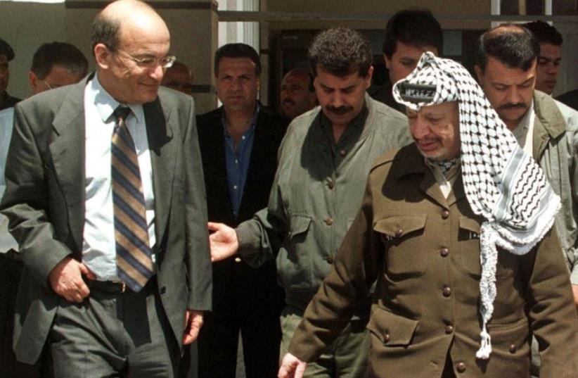 Yossi Sarid meets Palestinian Authority President Yasser Arafat in Ramallah, in 1998 (photo credit: REUTERS)