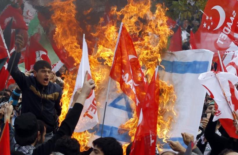 Turks stage an anti-Israel protest in Istanbul (photo credit: REUTERS)