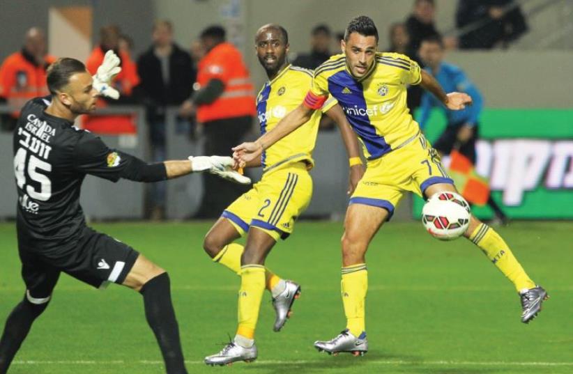 Maccabi Tel Aviv midfielder Eran Zahavi (right) (photo credit: DANNY MARON)