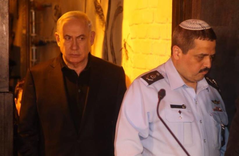 Prime Minister Benjamin Netanyahu visits the site of the shooting on Dizengoff, January 2. 2016. (photo credit: HAIM ZACH/GPO)