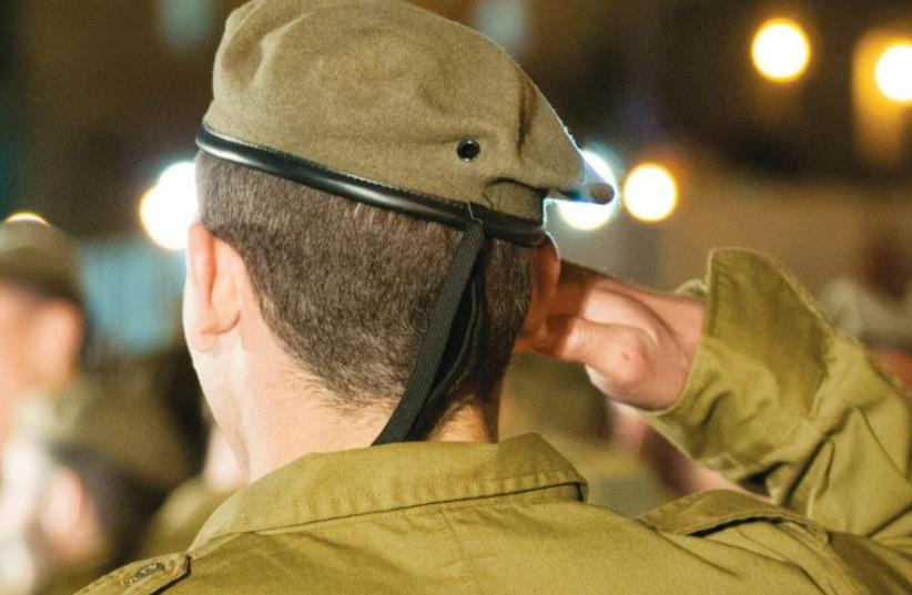 A SWEARING-in ceremony for new recruits of the Paratroopers Brigade (photo credit: IDF SPOKESMAN’S UNIT)