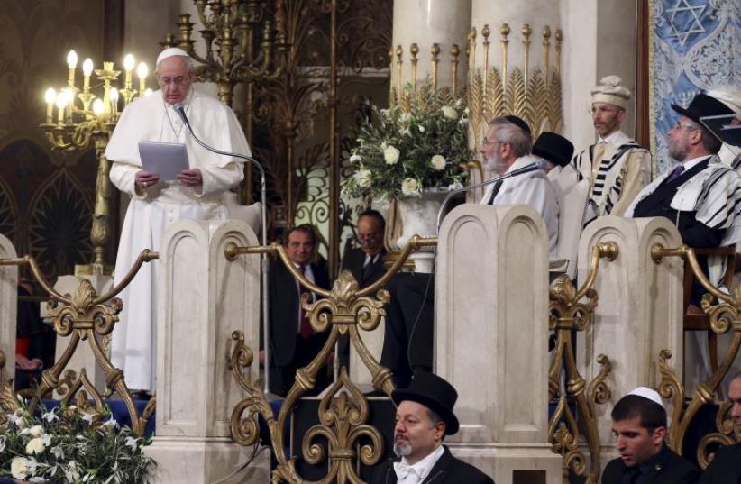 Pope Francis delivers his speech during his visit at Rome's Great Synagogue, Italy January 17, 2016. (photo credit: REUTERS)