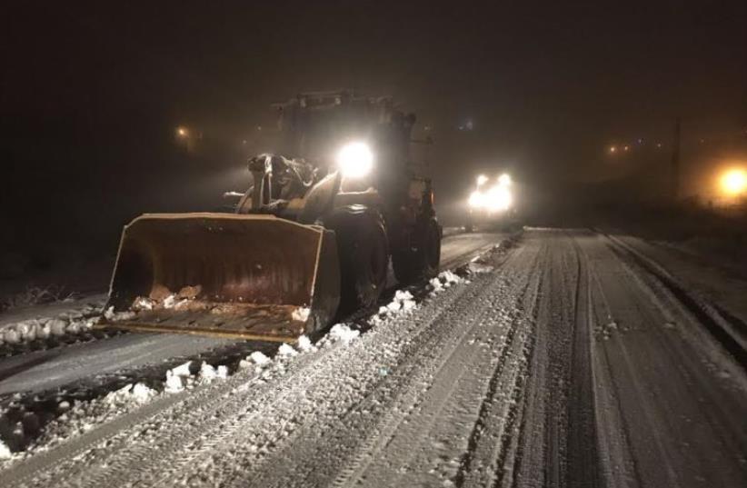 IDF clearing snow on Highway 35, January 26, 2016 (photo credit: IDF)