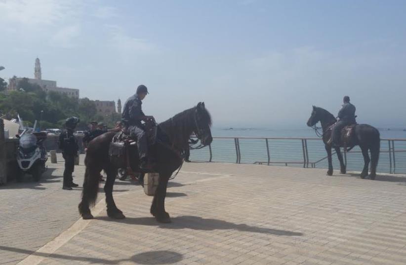 Police on seaside Tel Aviv-Jaffa promenade day after terror attack, March 9, 2016 (photo credit: BEN HARTMAN)