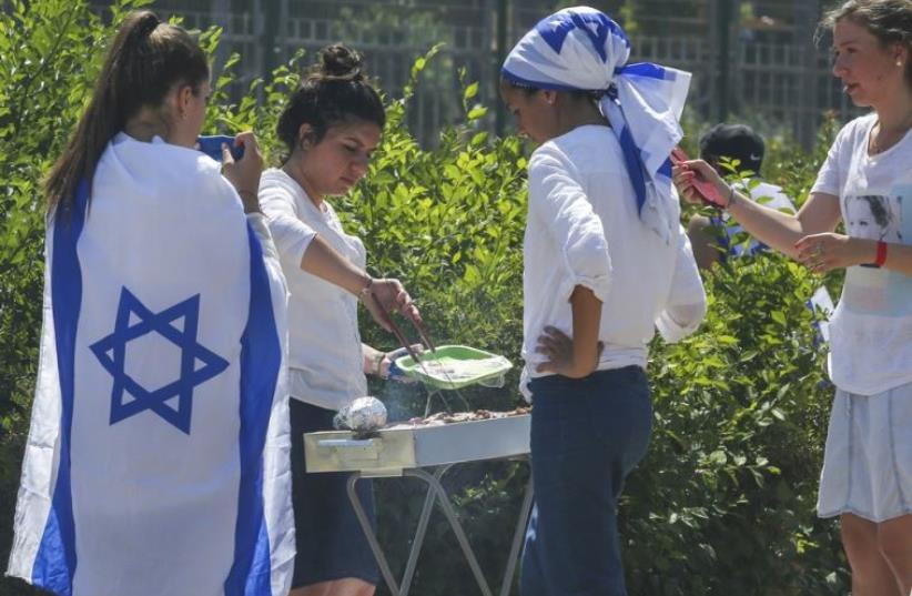 Israelis display their country's flag at a Jerusalem barbecue on Independence Day (photo credit: MARC ISRAEL SELLEM)