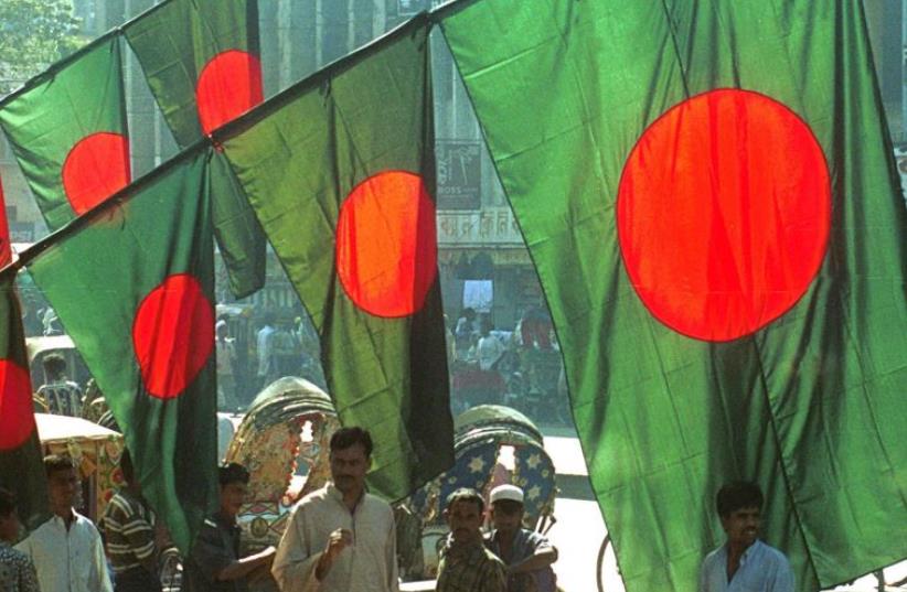 Vendors sell Bangladesh national flags in Dhaka (photo credit: REUTERS)