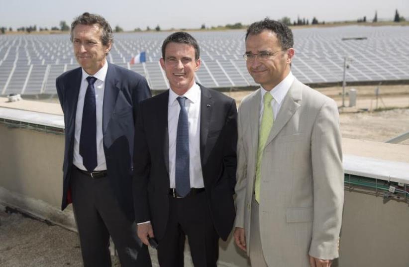 From Left: Antoine Cahuzac, CEO of EDF-EN, French PM Manuel Valls and CEO of EDF-EN Israel Ayaon Vaniche (photo credit: Courtesy)