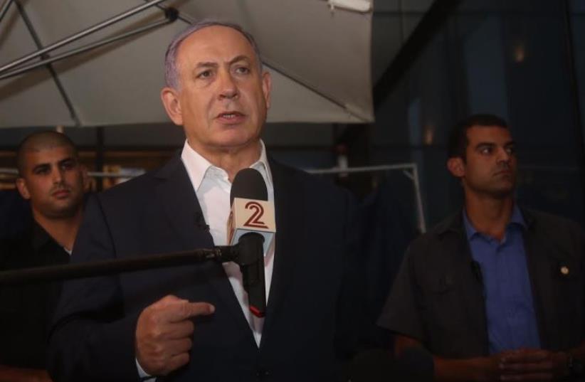 PM Benjamin Netanyahu speaking at Sarona Market, June 9 2016.  (photo credit: MARC ISRAEL SELLEM)