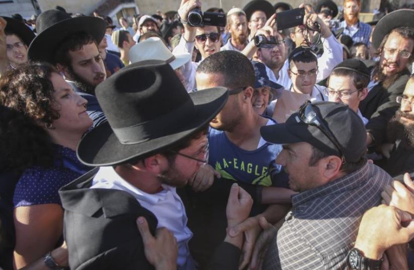 Altercation between haredi and non-Orthodox worshipers at the Western Wall, June 16, 2016 (photo credit: MARC ISRAEL SELLEM/THE JERUSALEM POST)