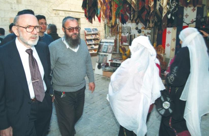 IRVING MOSKOWITZ (left) walks along the Via Dolorosa in Jerusalem’s Old City in 1999. Moskowitz, who died Thursday at age 88, helped purchase many buildings in the Old City and in various locations in eastern Jerusalem. (photo credit: REUTERS)