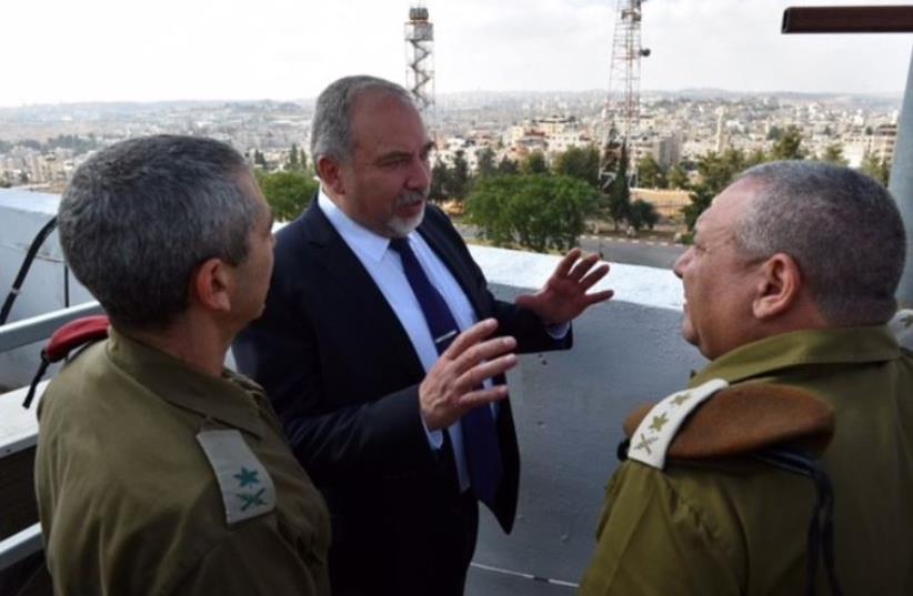 Defense Minister Avigdor Liberman (C) speaks to OC Southern Command Maj.-Gen. Roni Nume (L) and IDF Chief of Staff Lt.-Gen Gadi Eisenkot (R) (photo credit: ARIEL HERMONI / DEFENSE MINISTRY)
